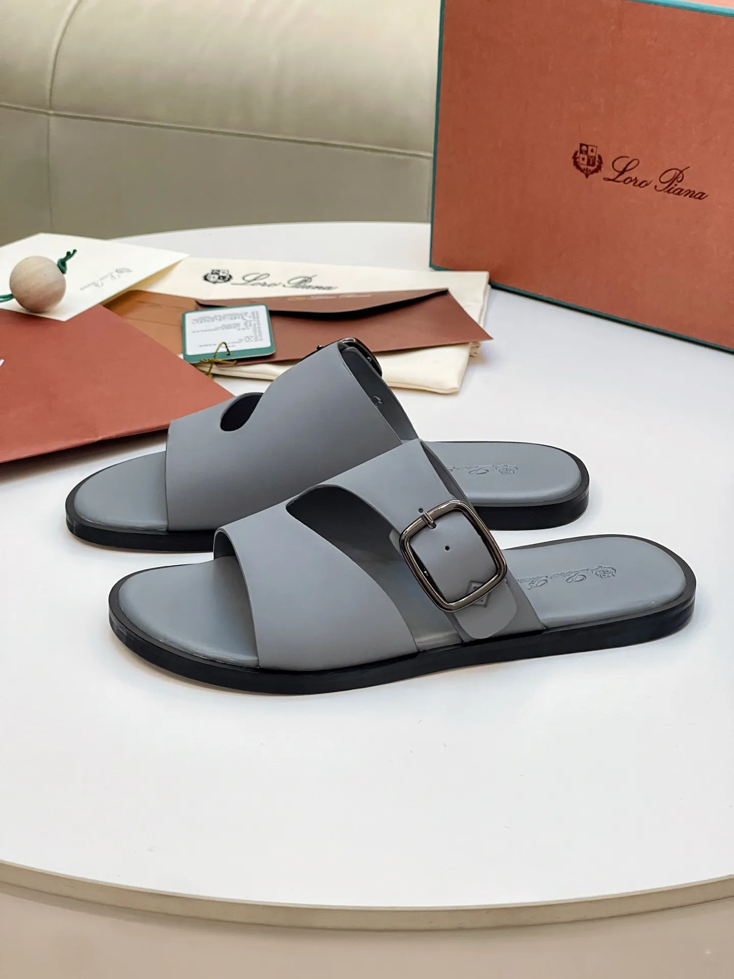 Men's shoes 💰420 Loro Piana, LP's popular spring and summer slippers are synchronized with the new counters, uppers are imported cowhide fabrics from Italy, high-quality splicing technology, soles: original soles specially provided by the original factory, exclusive molded soles are super comfortable, original factory orders, 🔍🔍high quality, you can go in and out of the counter at will, welcome to compare, code number 39-44 (order 38 45 46)